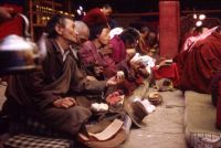 Rejseforedrag. Munke i et kloster i Lhasa, Tibet.