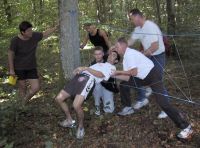 Teambuilding. Gruppen skal samarbejde om at komme i gennem.